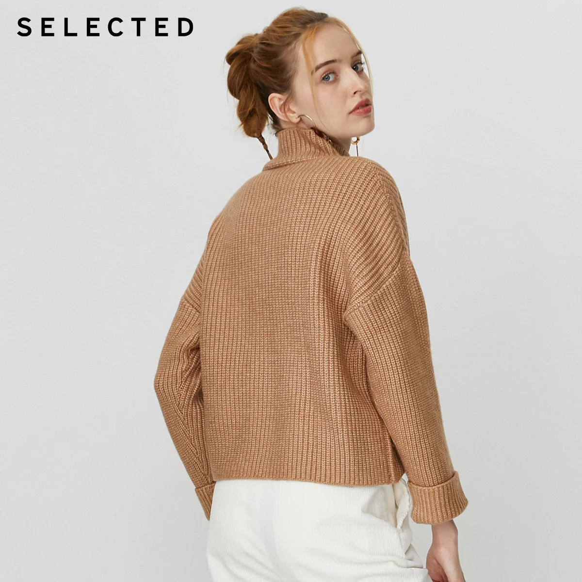 Женский свитер свободного кроя с воротником-лодочкой и открытыми плечами R | 419425509