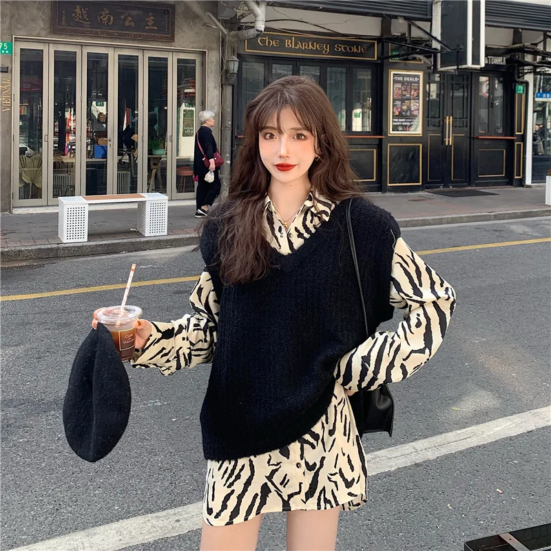 

2020 New Autumn Winter V-neck Pullover Knitted Vest Women's Outer Wear Korean Black Vest Stacked Two-piece Vintage Chiffon Shirt