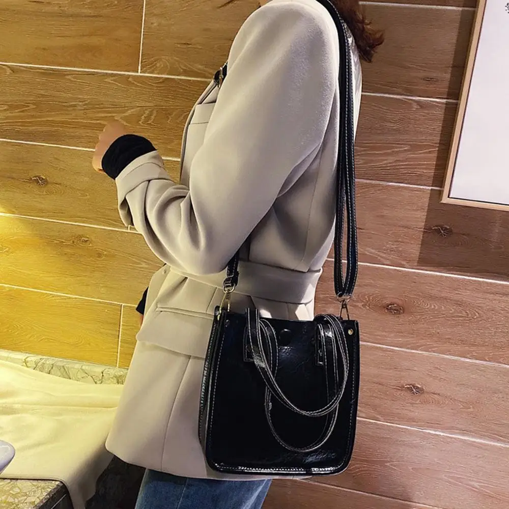 Женская сумка через плечо мессенджер трендовая Большая вместительная кожаная