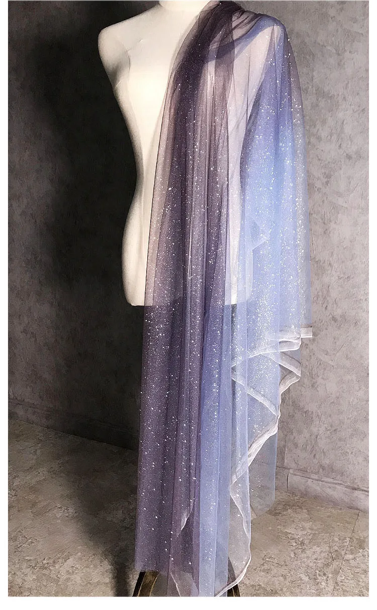 Ткань сетчатая с постепенным тиснением в виде звезд фиолетового и синего цветов |