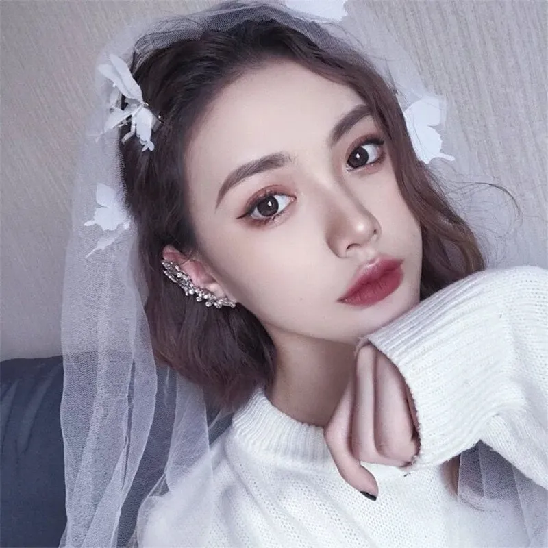 Женские блестящие серьги гвоздики элегантные с бабочками и стразами корейский