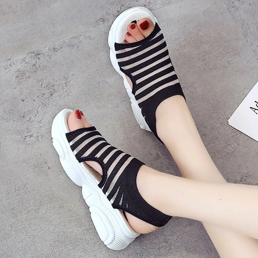 Женские босоножки Модель 2020 года Модные дышащие на танкетке Цвет черный белый