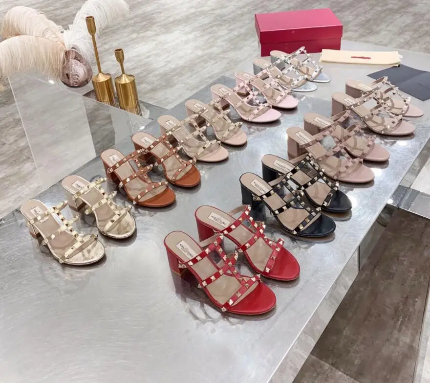 

Lucury Woman Slippers High Heels Rivets Sandals 6cm Square Heel Peep Toe Shoes Women Fashion Low Heels Slipper V BRAND LOGO