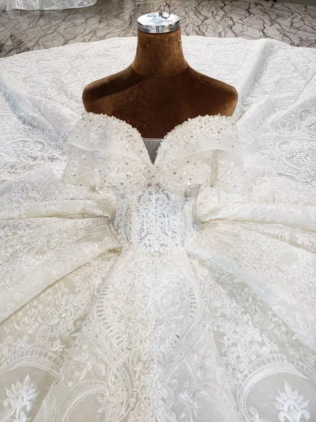 2021 New Arrivals Luxurious Lace Wedding Dresses Sleeveless Sweatheart Neckline Lace Ball Gown Bridal Dresses Robe De Mariee