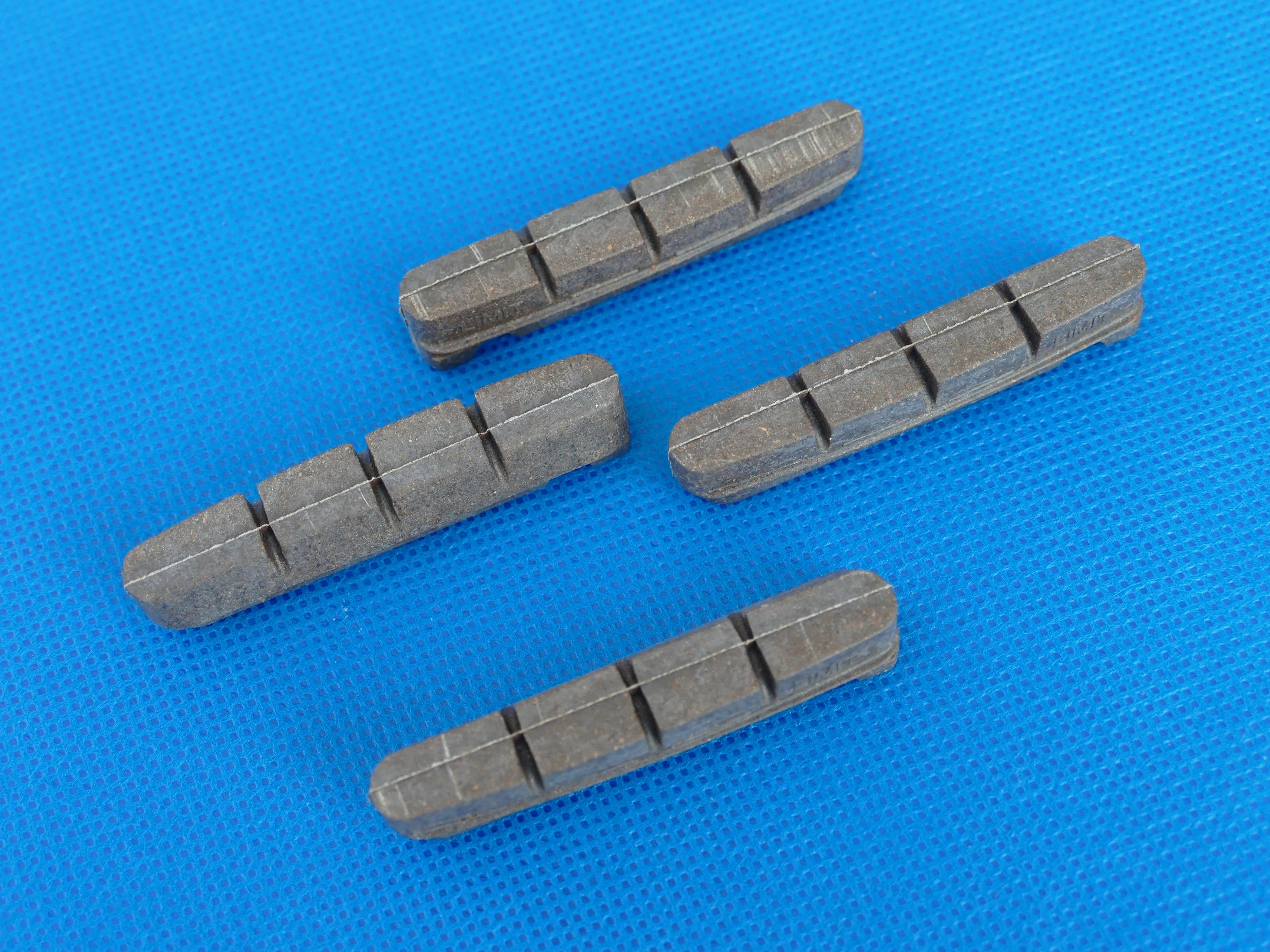 В комплект входят 2 пары тормозных колодок для любой погоды картриджи карбоновых