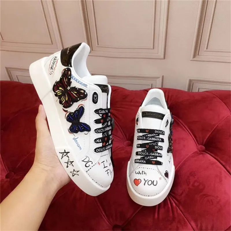 

The new printed sports shoes are made of plain white leather, decorated with love expression sentences, full of deep love and me