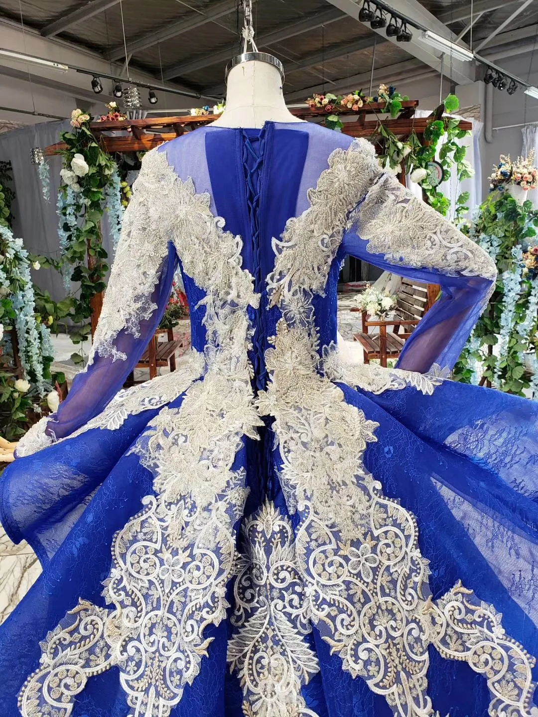 

Royal Blue Ball Gown Prom Dresses With 3d Flowers Crystal Sweet 16 Dresses 2019 Custom Made Long Prom Dress Prom Gown