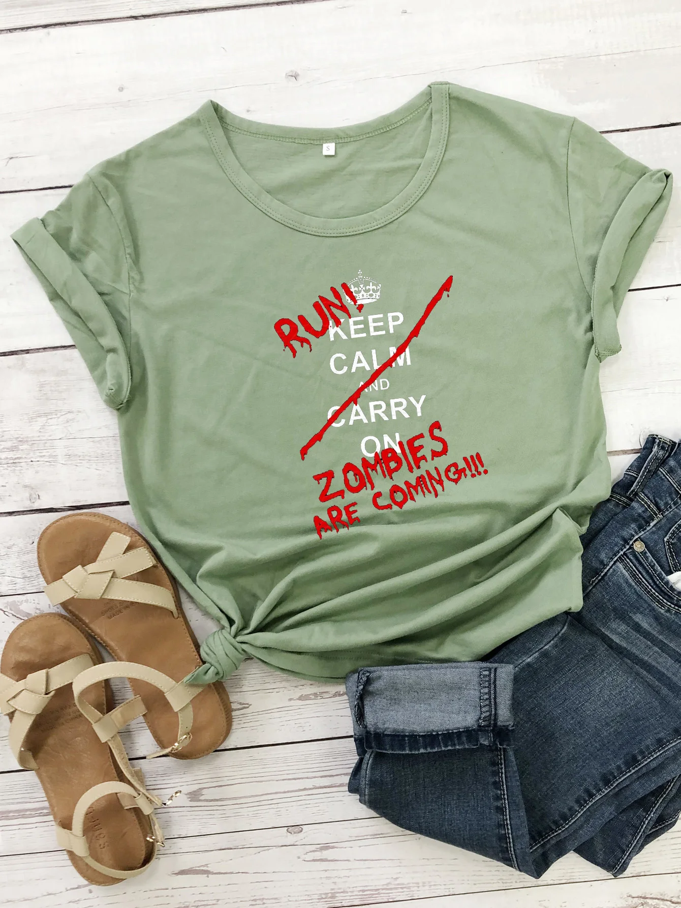 Футболка цветная с надписью Keep Calm приближаются зомби забавная Женская