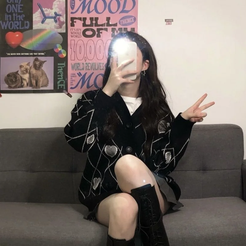 

Женское черное пальто с ромбовидным подолом