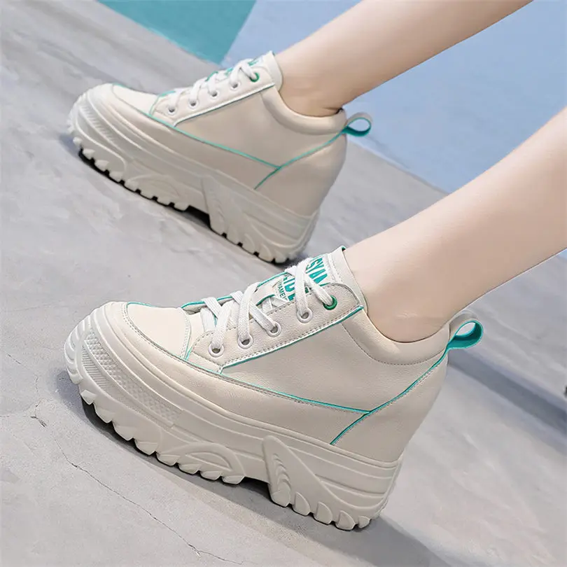 Женские модные кроссовки из коровьей кожи на платформе высоком каблуке со