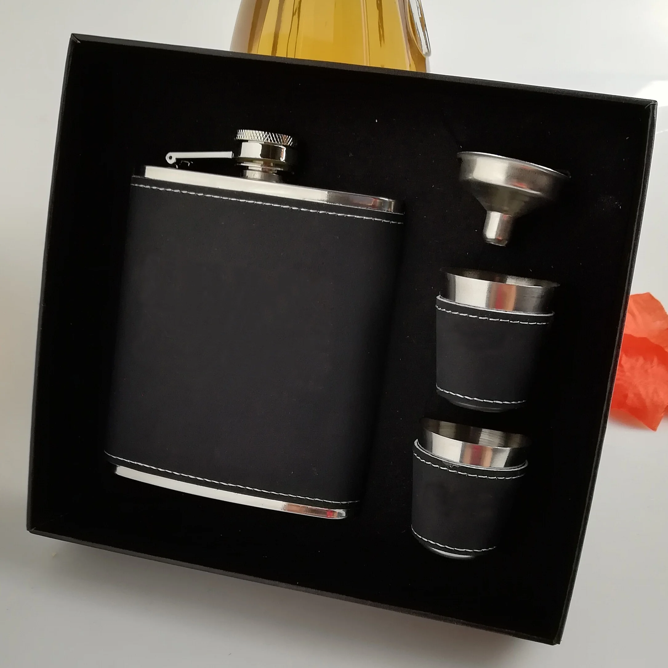 Бесплатная доставка плоская фляжка с кожаной обмоткой 7 унций 2 чашками и