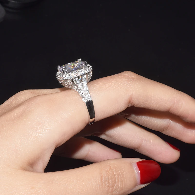 Женское кольцо серебряного цвета с блестящим белым большим камнем обручальное