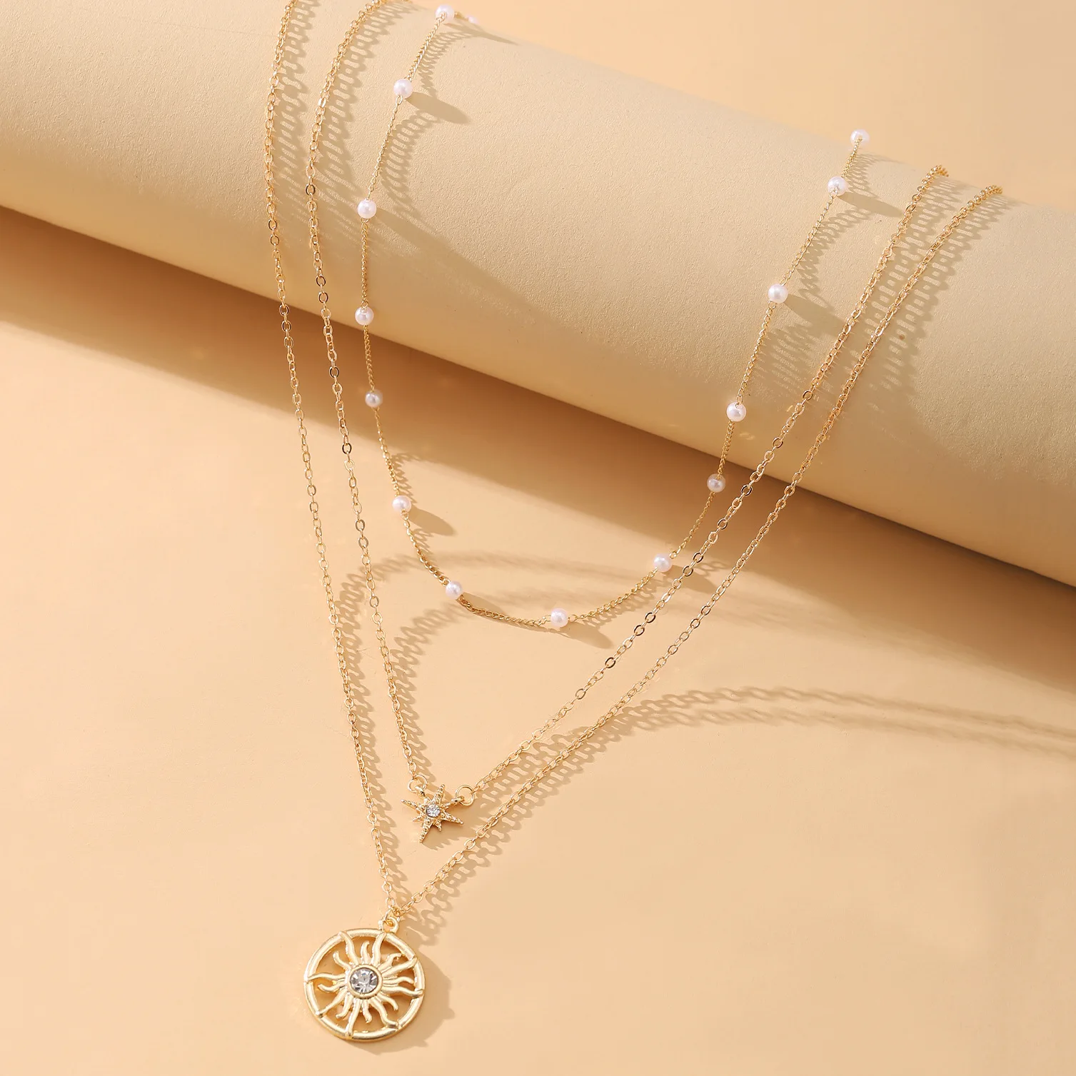 

Цепочка с подвеской от солнца в европейском и американском стиле, многослойное ожерелье с простым креативным искусственным жемчугом в стил...