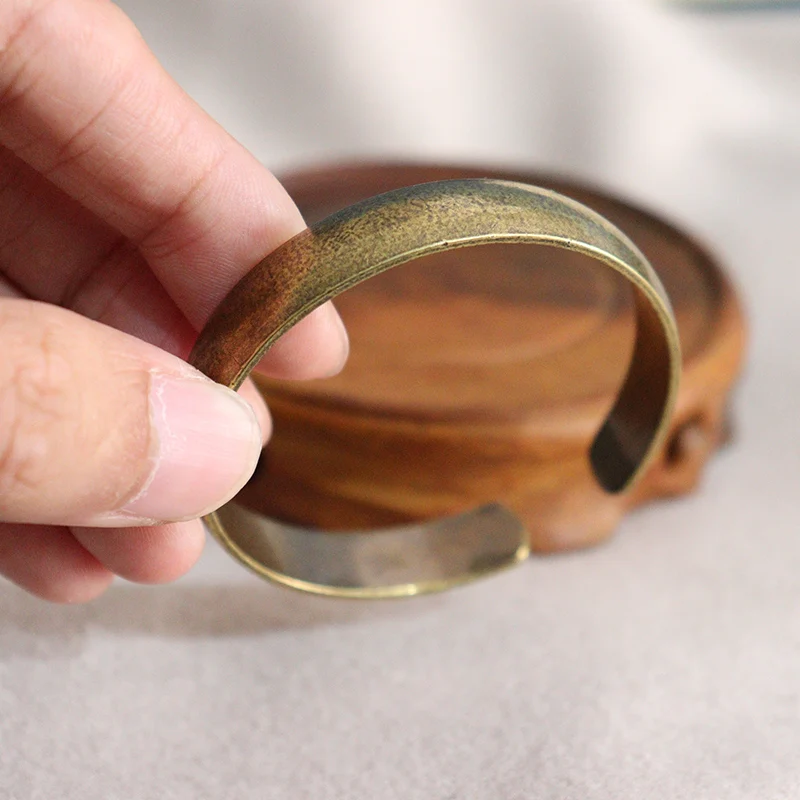 Винтажный медный браслет с геометрическим узором открывающийся из латуни для