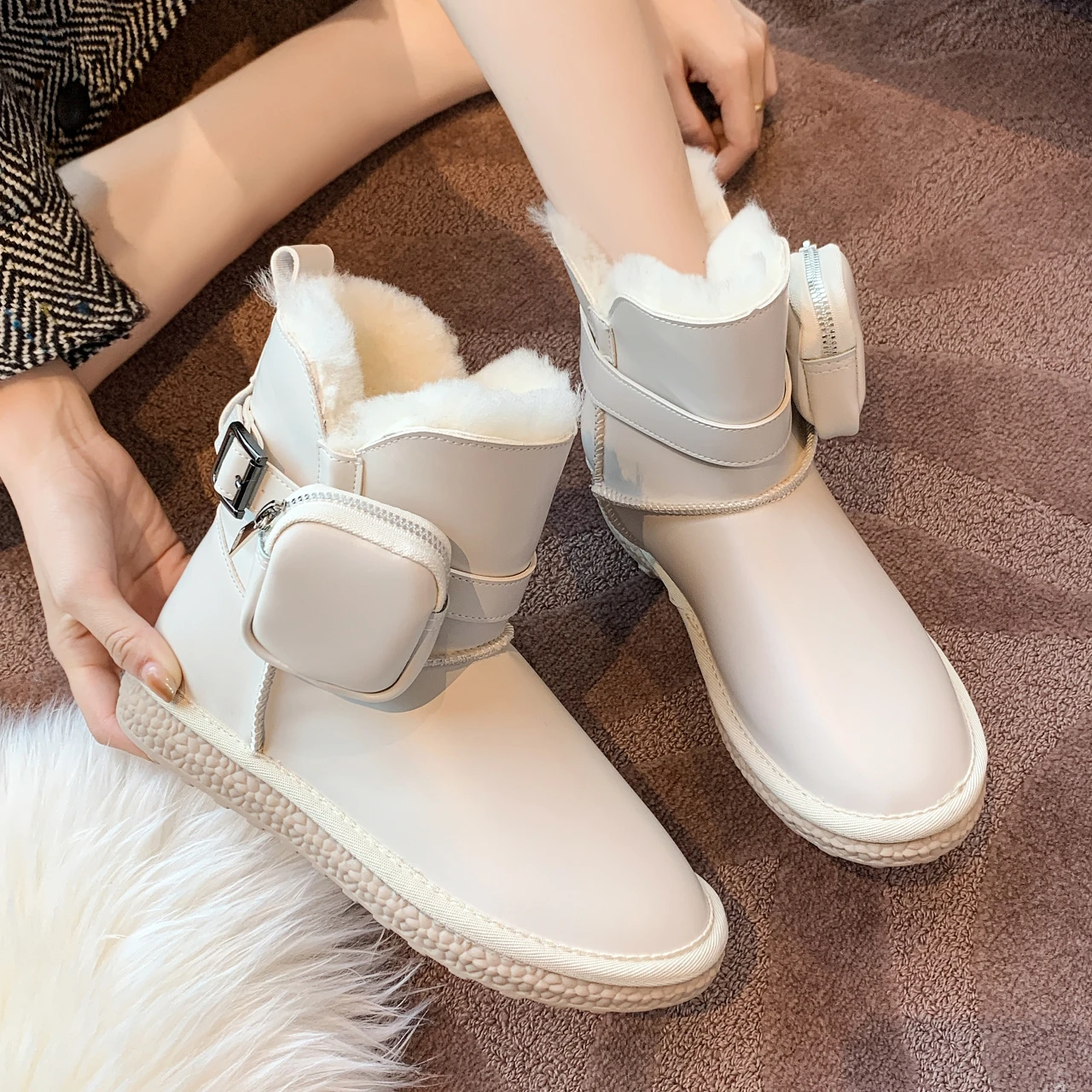 

2021 New Fashion Winter Snow Boots White Warm Fur Boots For Women Black Round Toe Ankle Boots Flats Platform Ladies Shoes Fluffy