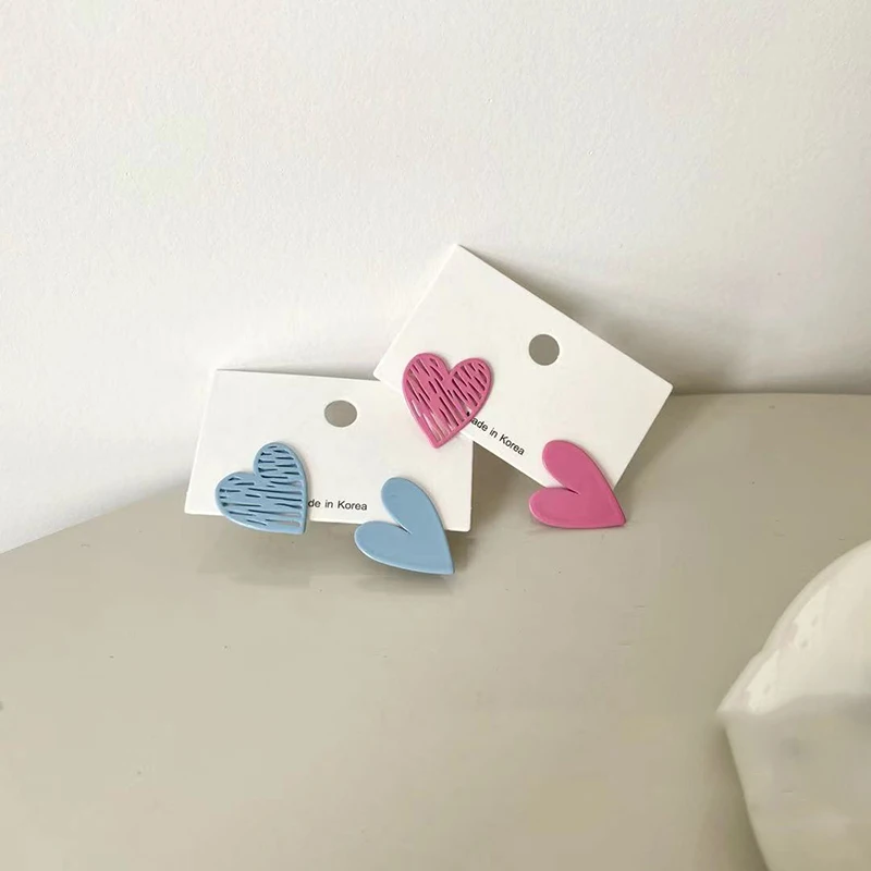 

2021 Japan Korea Style Asymmetric Hollow Love Stud Earrings For Women Heart Sweet Cute Fashion Ear Oorbellen Boucle Oreille Femm