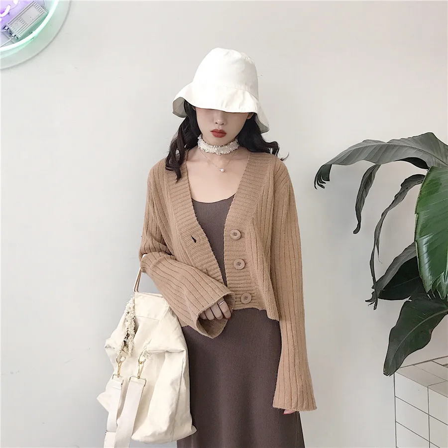 Женский вязаный кардиган на пуговицах с глубоким v-образным вырезом укороченный