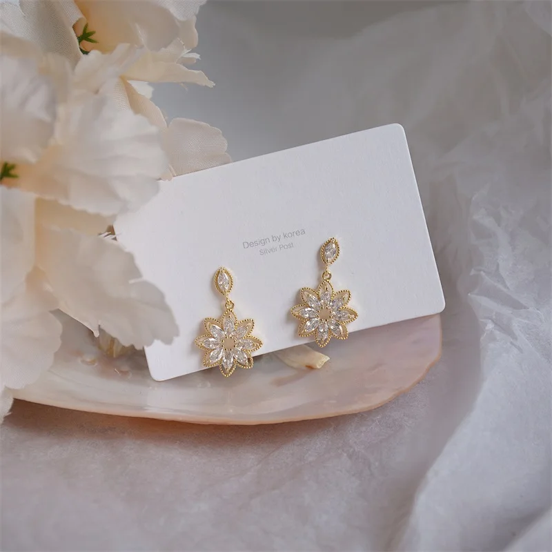 

Fashion Dainty Flower Earrring for Women Korean 14K Real Gold Bling AAA Zirconia Hollow Lace Earring Wedding Party Jewelry Gifts