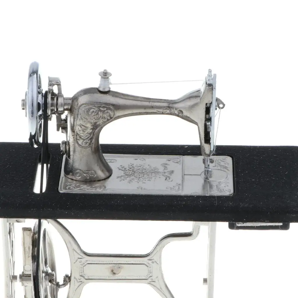 Миниатюрная швейная машина для кукольного домика в масштабе 1/10 |