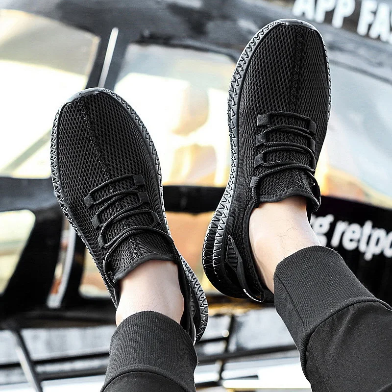 Мужские кроссовки на шнуровке черные или цвета хаки для бега повседневная обувь