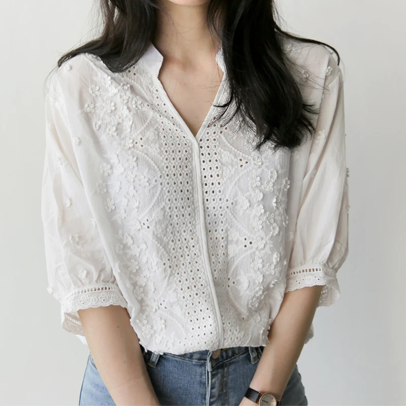 Camisa holgada de encaje para mujer, Nuevo bordado coreana con costuras huecas, flor, cuello en V, ajustada, verano 2021