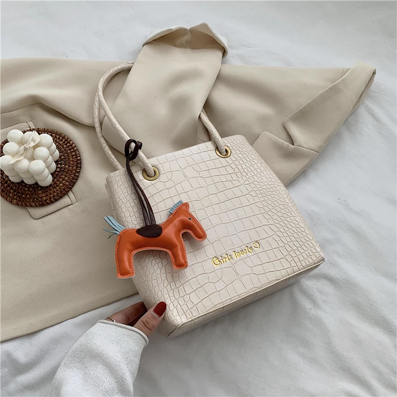 

2020 popular new tide slung ins Joker shoulder bag online celebrity fashion bucket bag women's bag women's bag