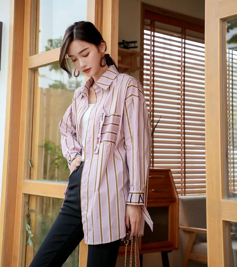 Женская блузка с буквенным принтом Cheerart розовая Свободная рубашка в полоску