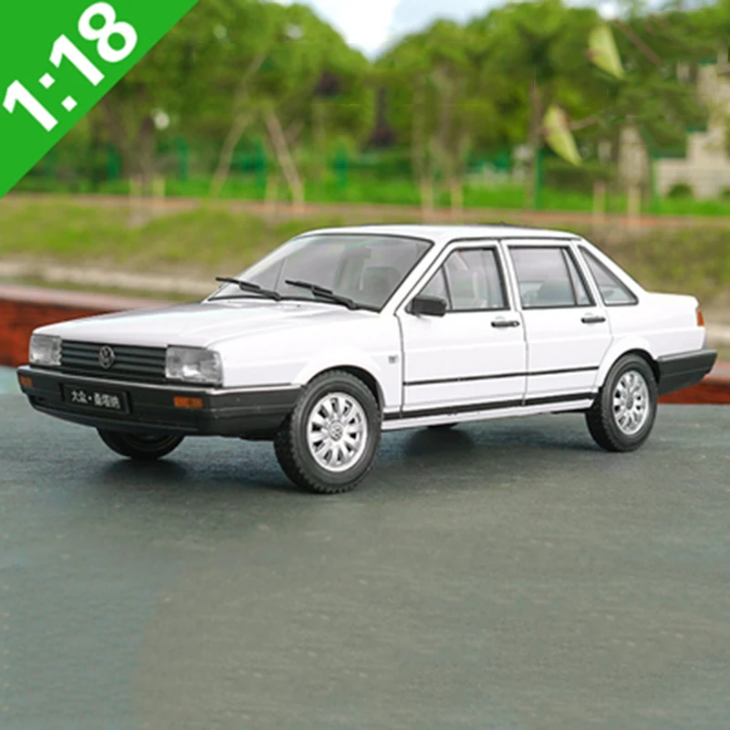 Модель автомобиля с имитацией сплава 1/18 классические литые игрушки для детей и
