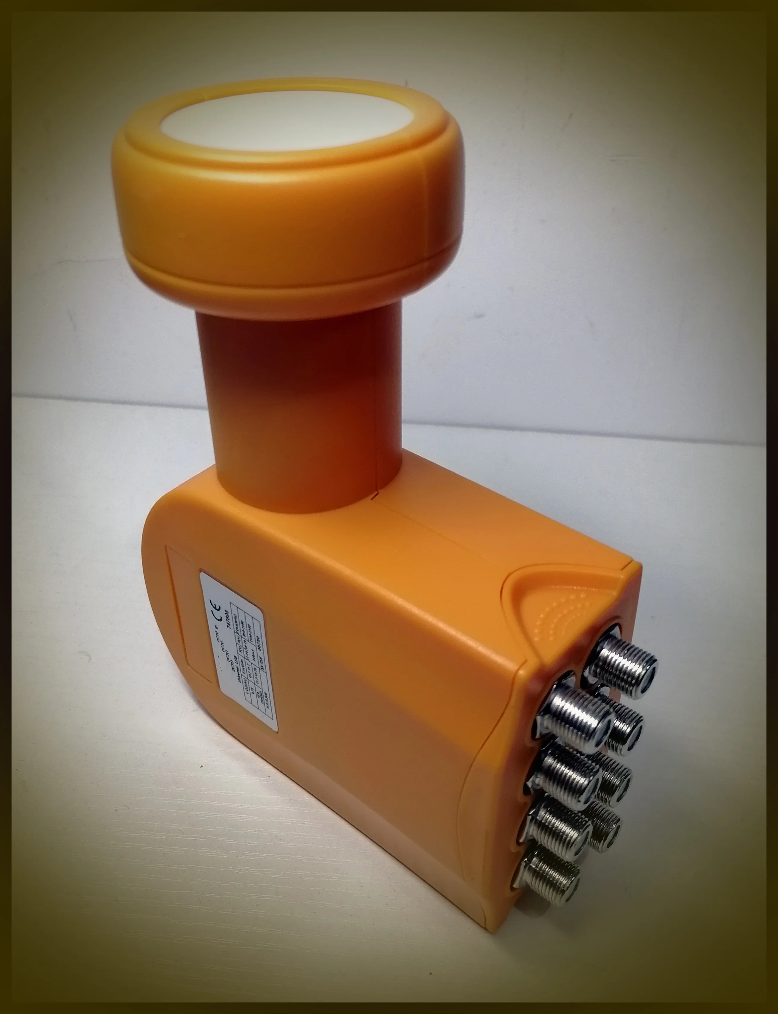 Универсальное устройство для спутниковой передачи с высоким коэффициентом