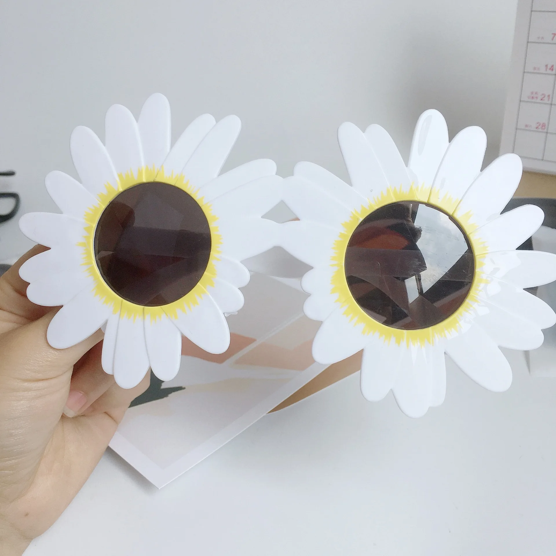 

Sun Flower Daisy Sunglasses Funny Glasses Day Party Gathering Picnic Photograph Sunglasses Creative Decorative Glasses