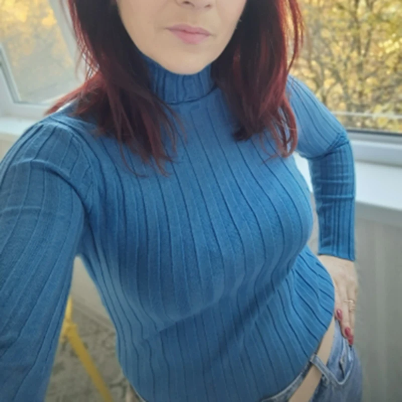 Женский трикотажный свитер-водолазка с длинным рукавом черный однотонный