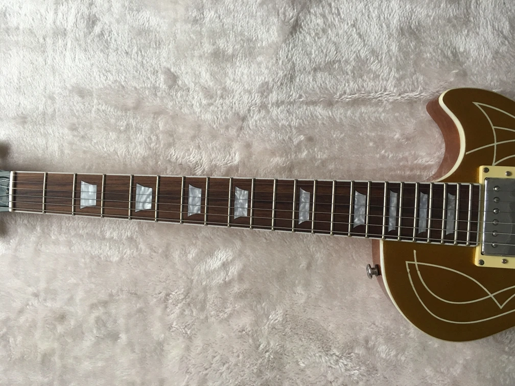2021 Высококачественная электрическая гитара, корпус из красного дерева с золотым пылезащитным верхом, хромированная фурнитура