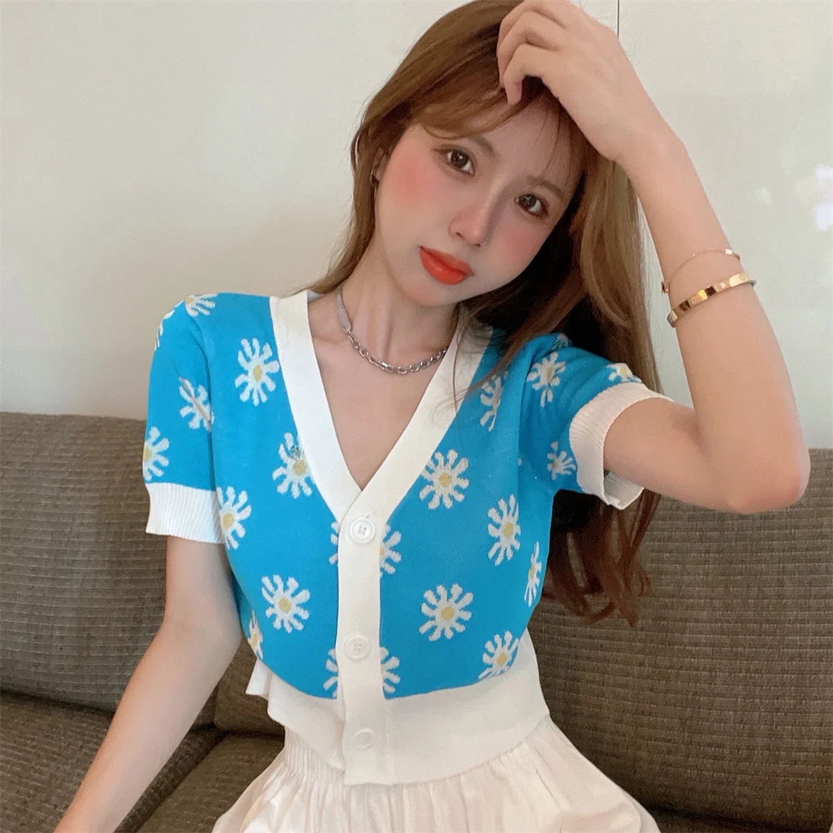 

2021 Summer Women's Clothing Style V-neck Cardigan Knitted Short Top Casual Daisy Flower Jacquard Short Sleeve Fashion