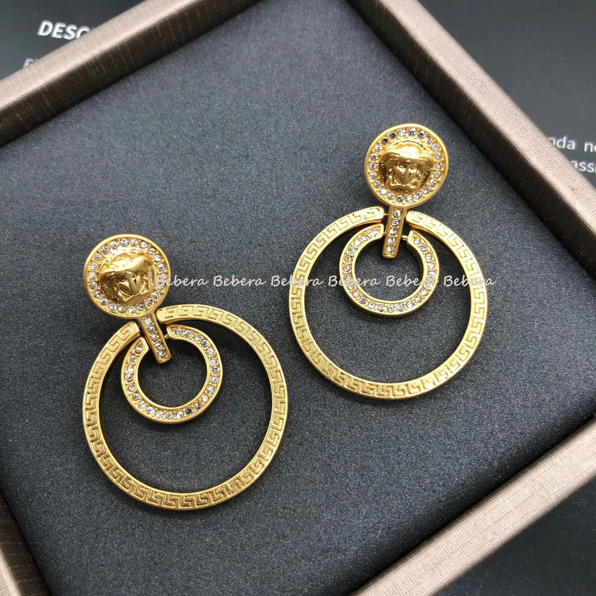 

Retro high-end earrings beauty head double round simple earrings