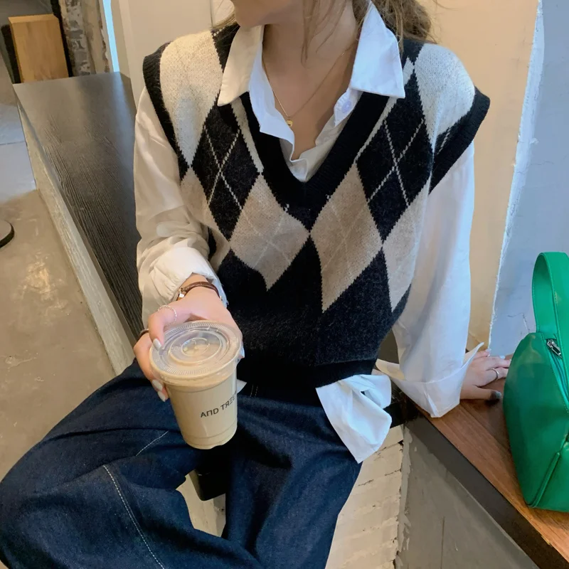 Женский трикотажный жилет с V-образным вырезом |