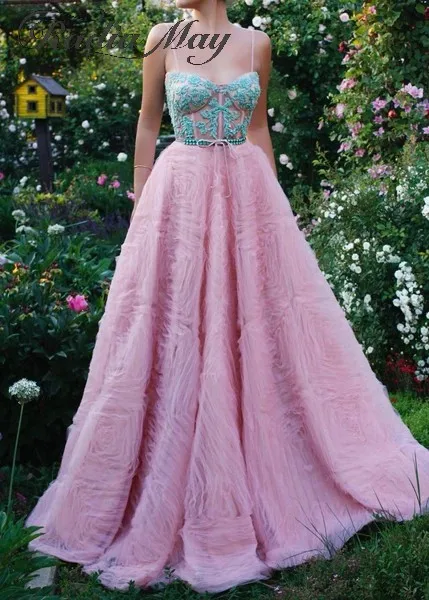 Женское платье на тонких бретельках длинное розовое с кристаллами и цветочным