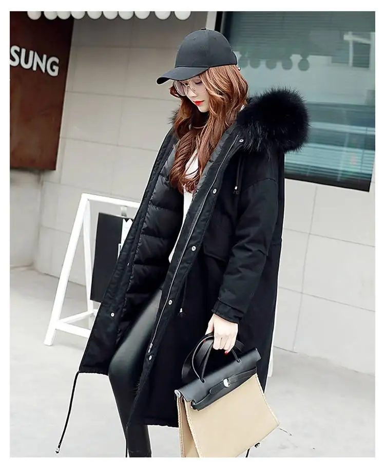 Женская куртка на белом утином пуху с капюшоном из натурального меха енота |