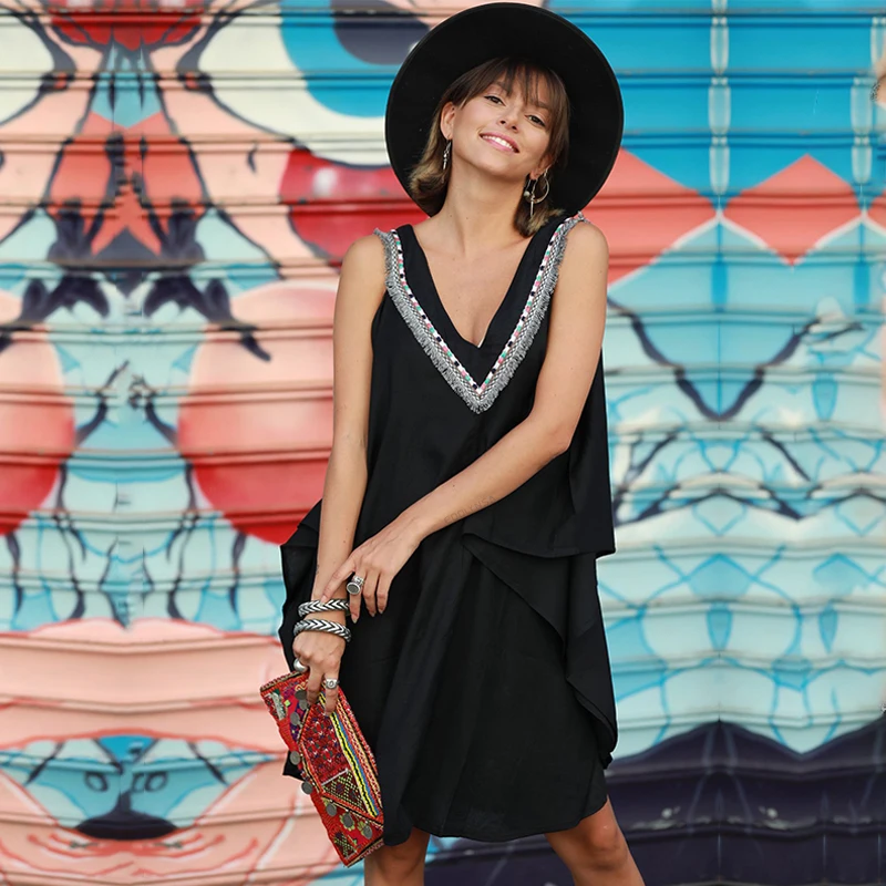 

Женское облегающее мини-платье с открытыми плечами и V-образным вырезом