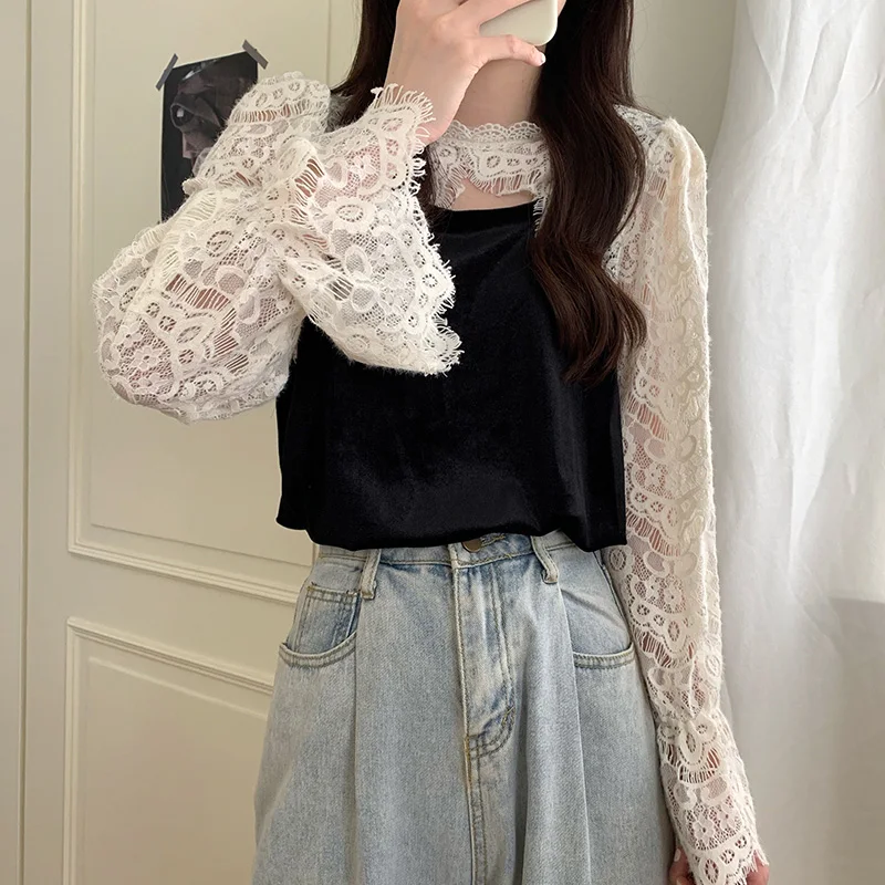 

2021 autumn new fashion joker retro French velvet top sweet lace stitching crocheted hollow shirt woman.