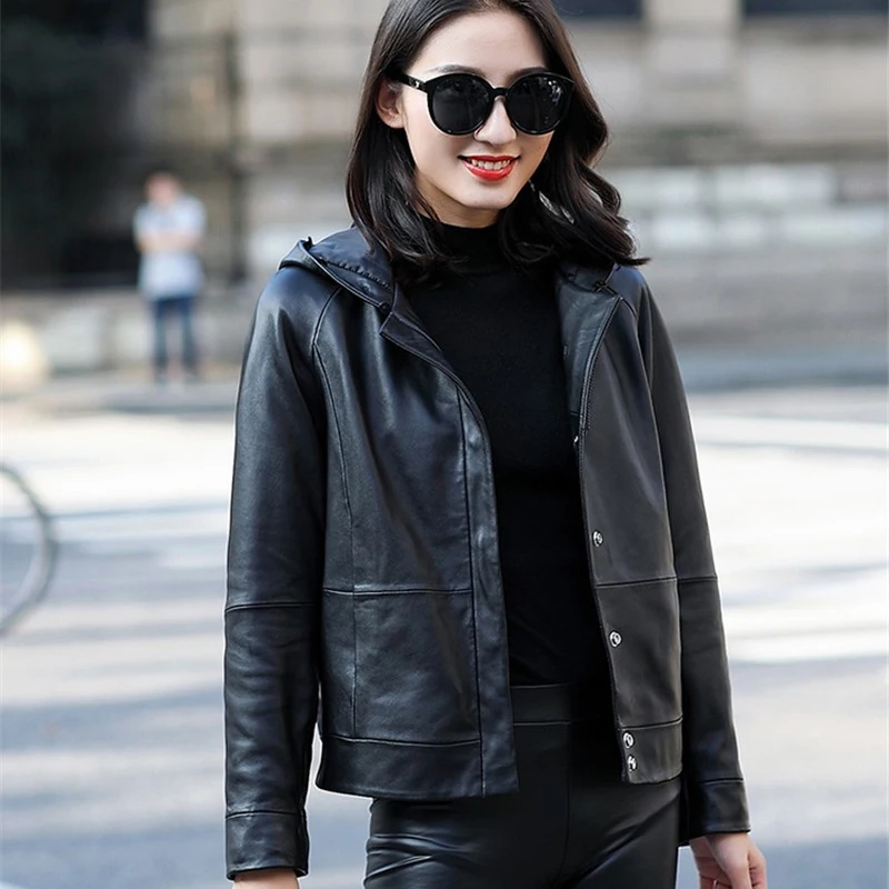 Женский короткий пуховик из натуральной кожи с воротником лисьего меха и