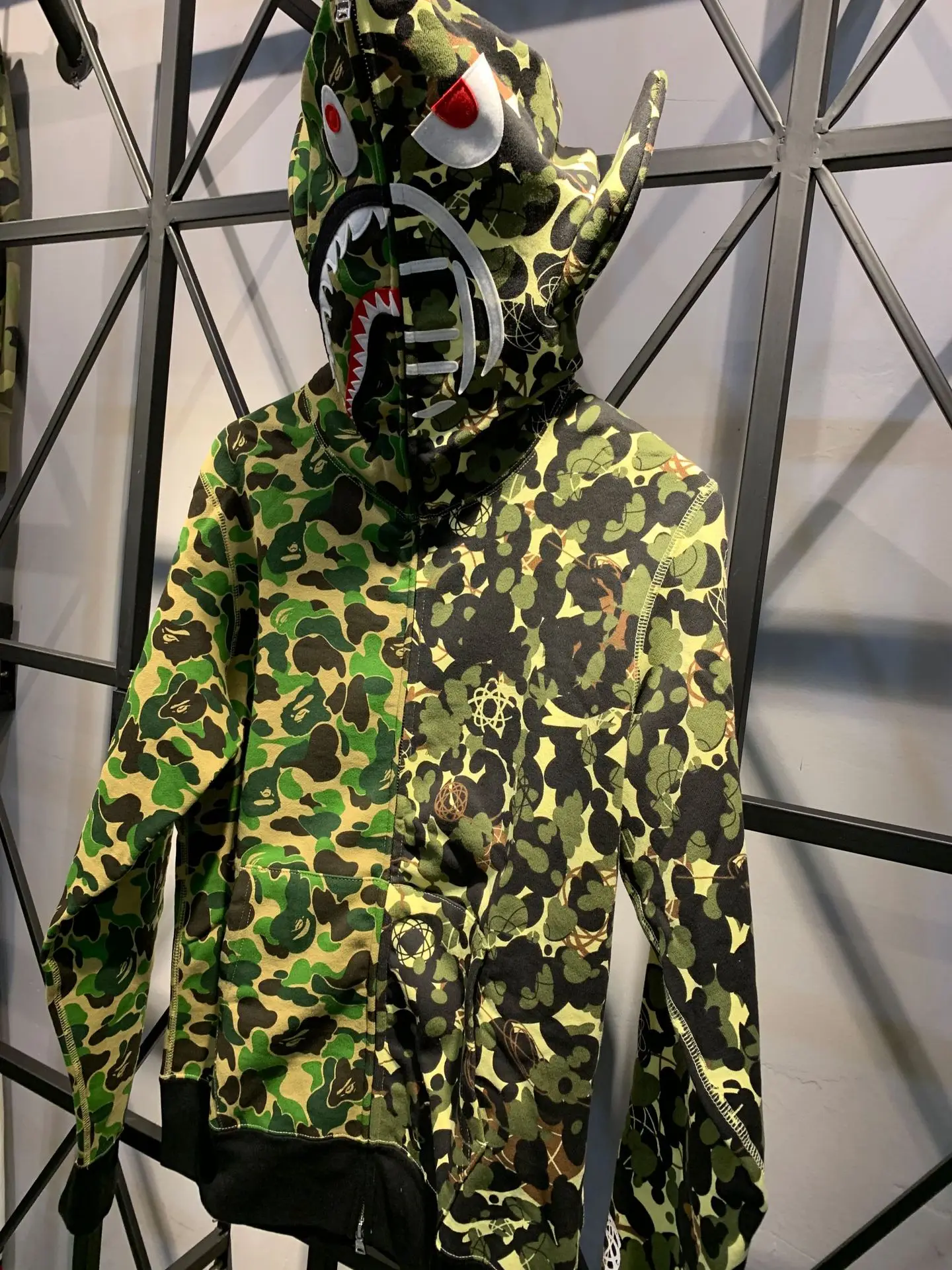 

BAPE new trendy brand shark head jacket hip-hop hooded cardigan sweater men and women the same jacket