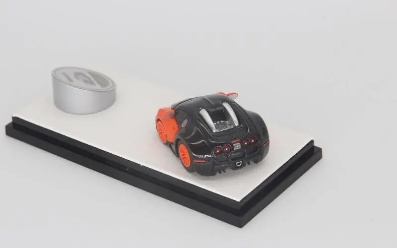 Коллекционная модель автомобиля с изображением птичьего яичницы из полимерной