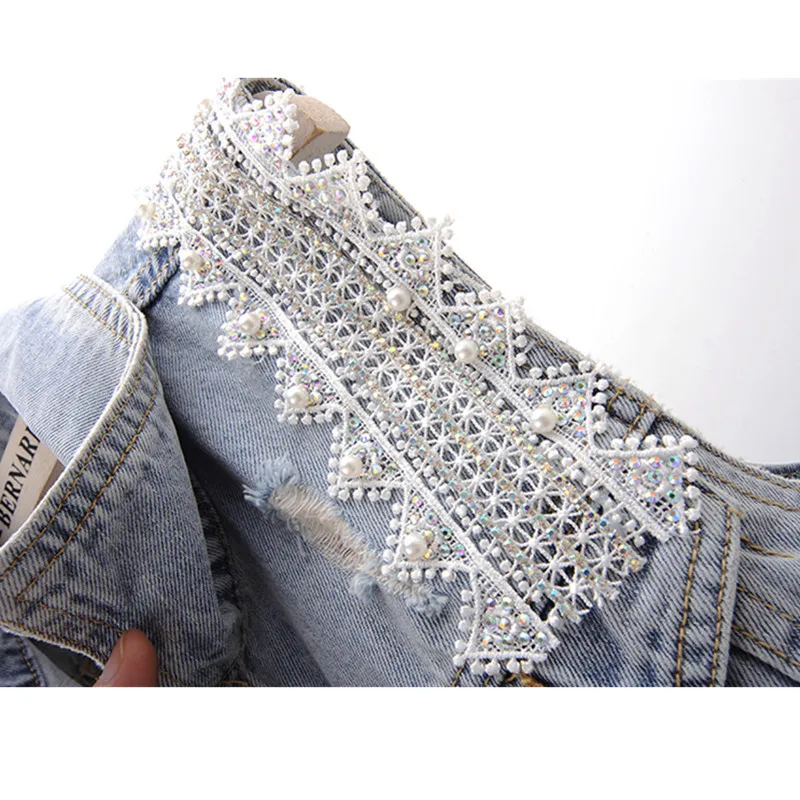 Женский джинсовый жилет без рукавов голубой облегающий с кружевными бусинами и