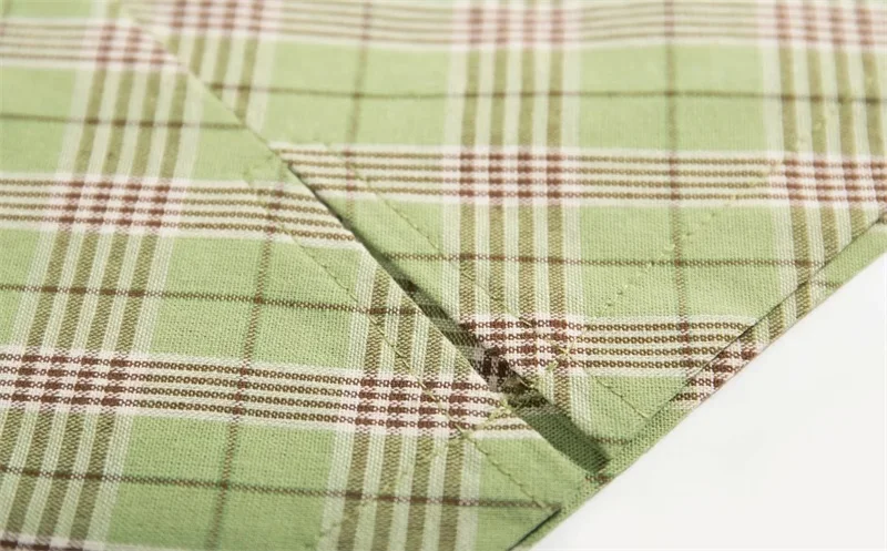 Женская мини-юбка в клетку с двумя маленькими разрезами спереди | одежда