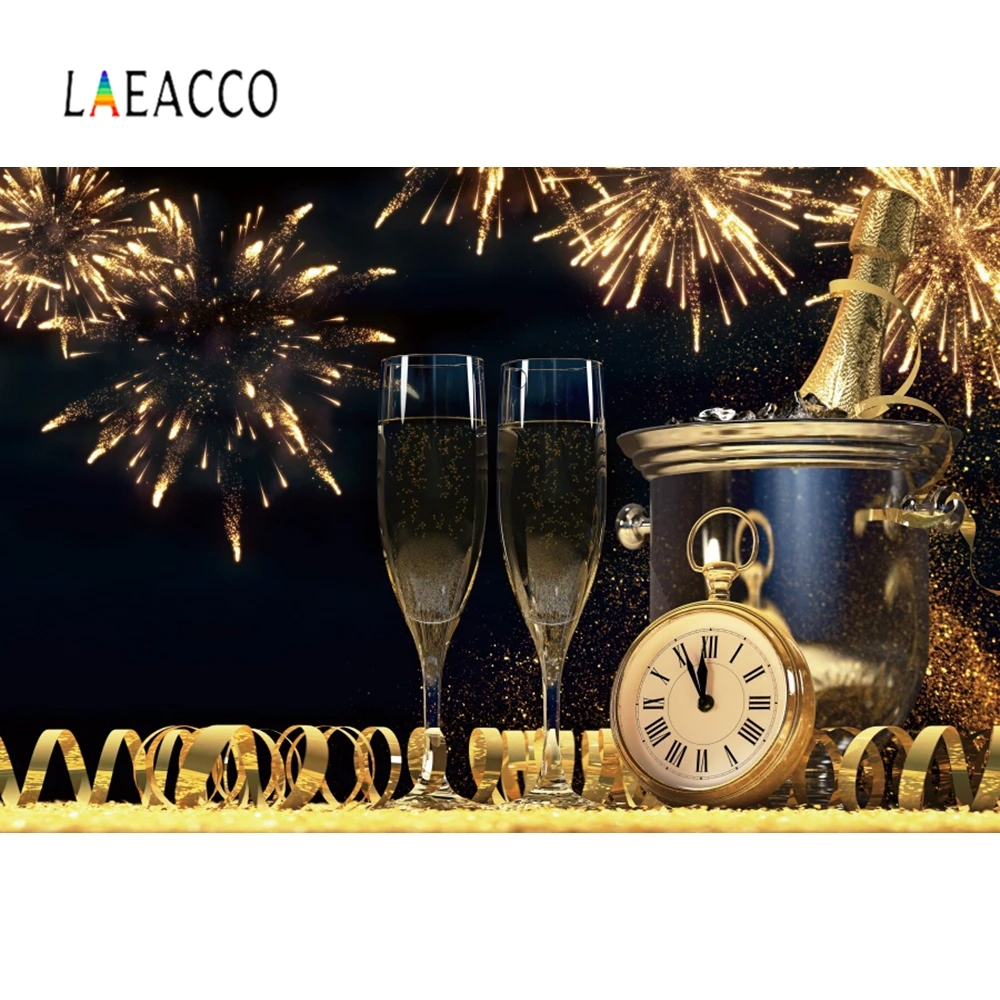 Счастливые новогодние вечерние золотистые ленты пивные очки фестивали