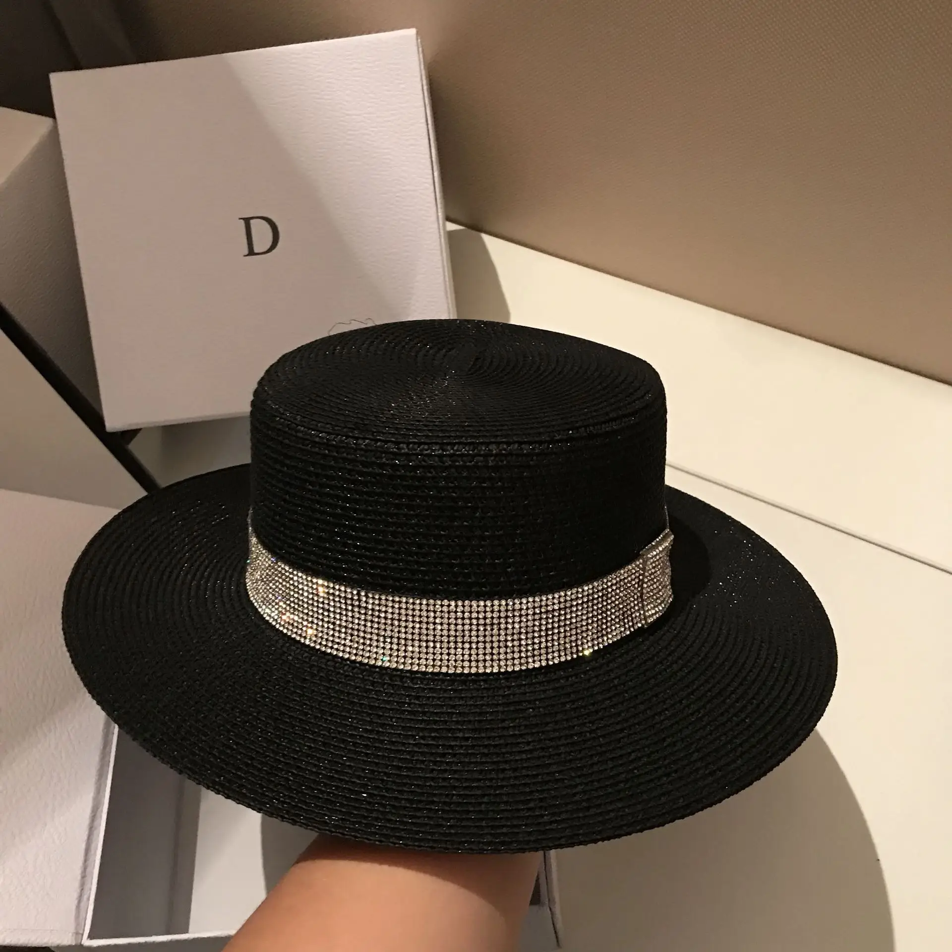 Шапки бини для женщин соломы камень летние шляпы черный шлемы Церков дам