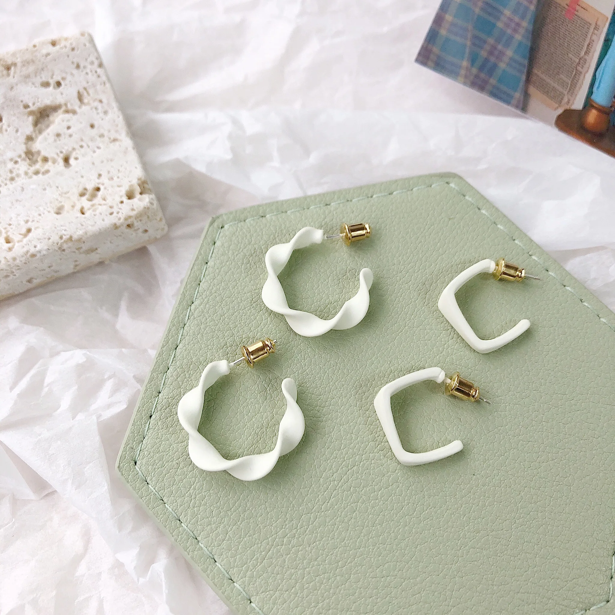 

2021 New Minimalist Matte White C-shaped and Square Earrings Wild New Female Geometric Design Advanced Popular Jewelry