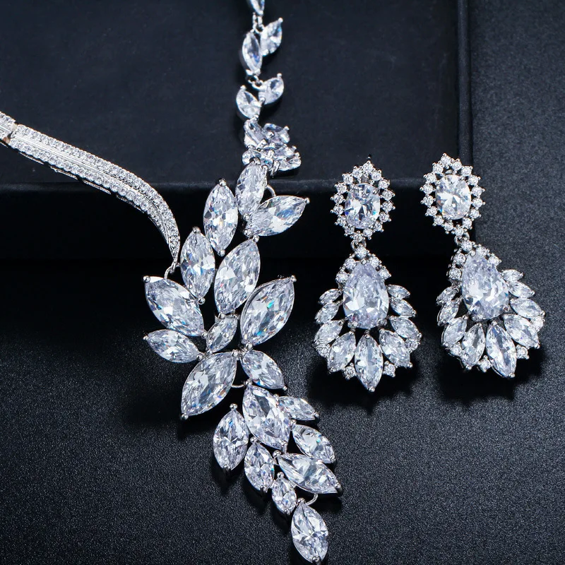 

Bride Wedding Exquisite Jewelry Set White Leaves Zircon Irregular Geometrical Necklace And Earrings Two Party Dress Accessories