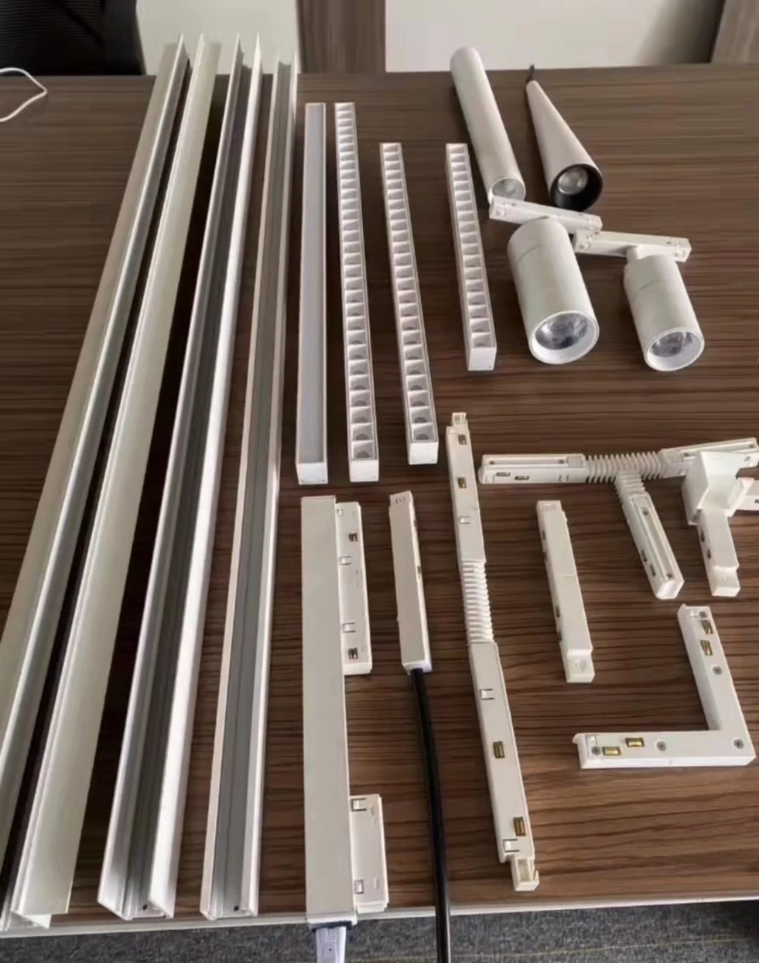 Белый светодиодный светильник на магнитной дорожке Гибкий потолок для