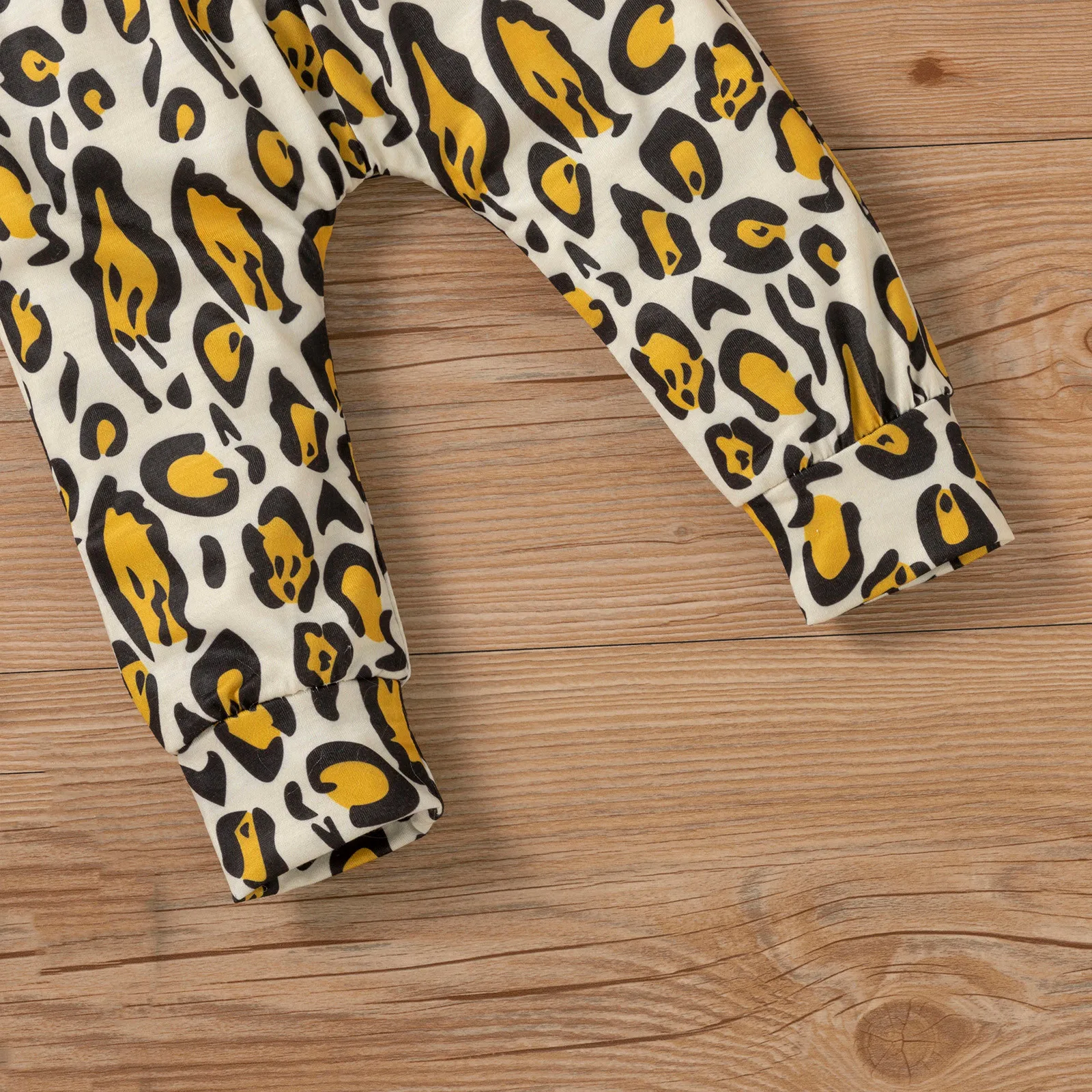 Комплект одежды для новорожденных однотонный верх и леопардовые штаны маленьких